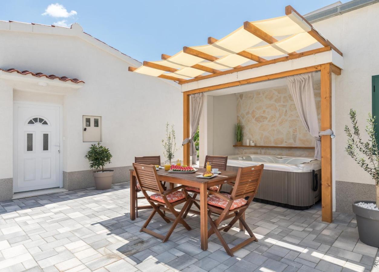 Appartamento Tonina - House With Terrace, Jacuzzi, Free Parking Spalato Esterno foto